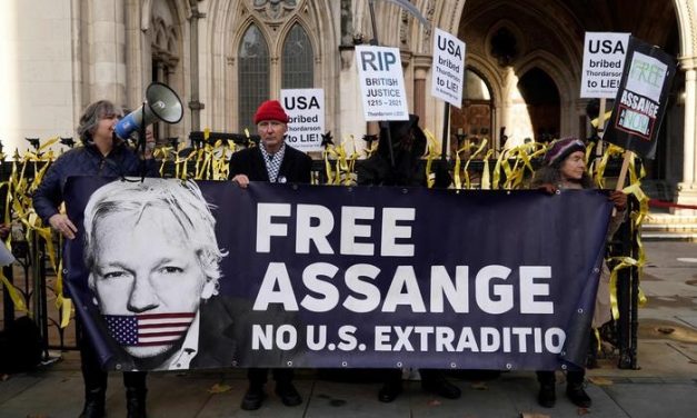 Ad Assange la tessera onoraria dell’Ordine