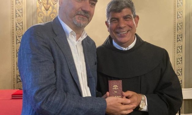 Odg Toscana consegna la tessera di giornalista ad honorem a Padre Ibrahim Faltas