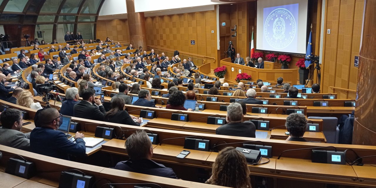 Conferenza stampa della presidente Meloni: 160 giornalisti, 95 richieste di domande, 82 ospiti istituzionali