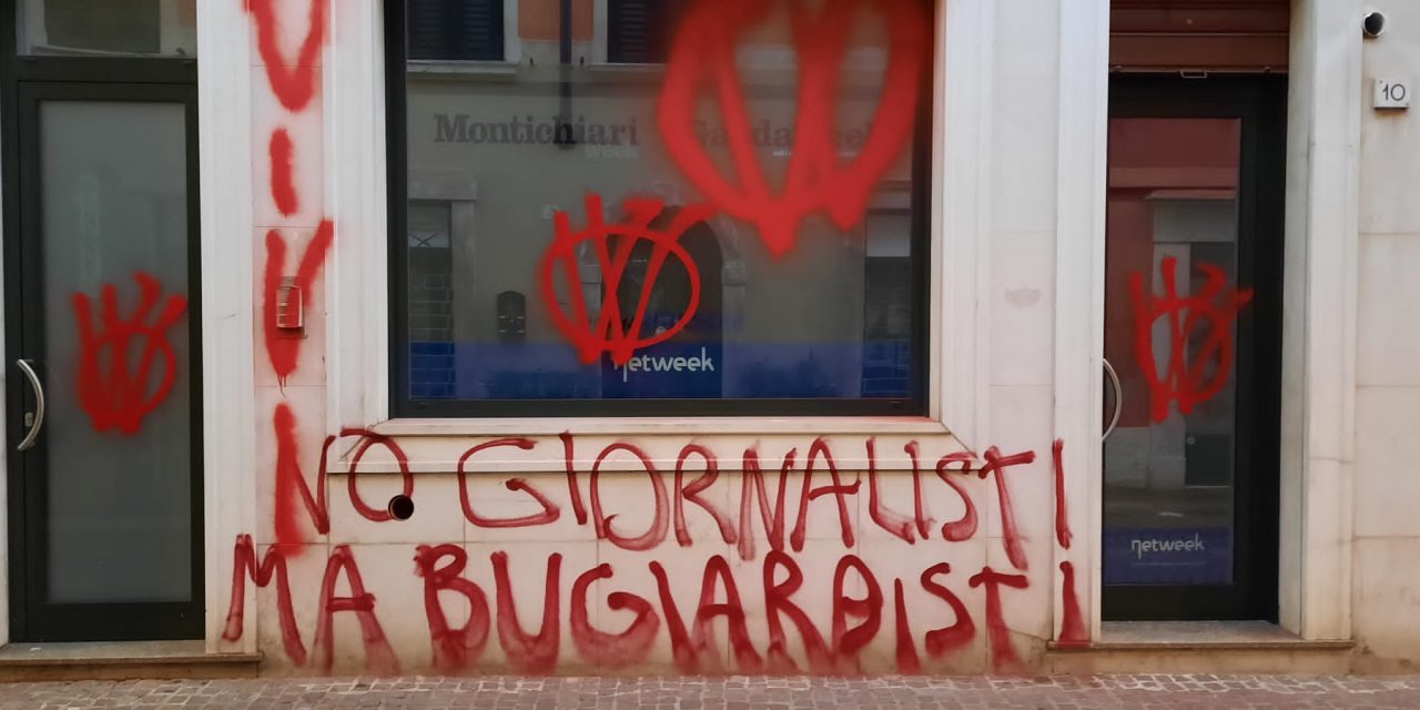 Scritte offensive nei confronti dei giornalisti sulla redazione del Montichiariweek. La solidarietà del CNOG